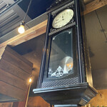 天気輪の柱 - 時を刻む古時計。時を告げるさりげない音色も全てが空間にマッチ。