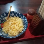 みうら手打うどん - 卓上の天かすと一味