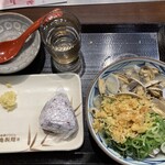 Marugame Seimen - 山盛りあさりうどん並790円税込と梅しそおむすび120円税込