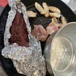 松阪肉 丸賢 - ガスコンロで鶏もも焼き