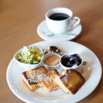 アミューズ カフェ プラス - ドリンク代＋50円のフレンチトーストモーニング