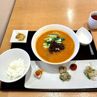 みこころ 無添加チャイナ935 - 平日限定ランチの麺セット 坦々麺 
                  前菜3種、香物、ご飯、デザート付き