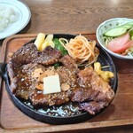 キッチン長崎 - ヤングステーキ（この日は和牛高ランクのリブロースでした）は３００㌘で¥２６８０、半ライズは¥１００。