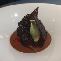 プレヴナンス - ライムとミルクのアイスクリーム　ショコラソース