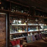 琉宮 - 座敷から見た店内。泡盛や他の酒が並んでいます。