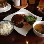 琉宮 - 宮古牛のハンバーグ。人生でこれほど美味しいハンバーグを食べたことが無い。ステーキに用いる部位を使っているらしく、とても良い意味で肉肉しい。