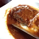 琉宮 - ハンバーグの断面。肉が詰まっています。