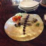 琉宮 - 箸をつけてしまったが、夜光貝の三点。左からアワビ、貝柱、ヒモ。美しい器は黒蝶貝。夜光貝、貝柱以外は固くしまっている！