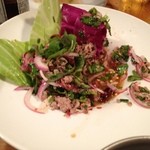 コカレストラン＆マンゴツリーカフェ - 美味なるタイ料理のひとつ、ラープムー。キャベツの葉に包んで食べるのが流儀です。