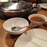コカレストラン＆マンゴツリーカフェ - 右上の赤唐辛子色のペーストをかけて鍋料理をいただきます。