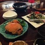 琉宮 - ガザミの塩茹でとシーザーサラダ。ガザミは身だけでなくミソもたっぷり。シーザーサラダのドレッシング、チーズが最高。