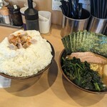 武道家 賢斗 - ラーメンと無料ライス(行徳盛り)
            言うても無料サービスなんだし…
            二郎みたく注文時の制止も入らなかったし…
            大したことはないだろうと舐めておりました