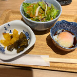 Torihoruteruya - サラダ、温玉、お漬物
