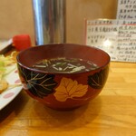 昌龍 - お味噌汁のお椀で提供される、昭和のラーメンスープ。