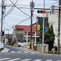 すし大 - 交差点から店の看板が見えます