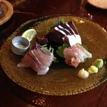 琉宮 - 時計周りに鰹(心臓付)、ミーバイ肝付、サワラ。鰹の心臓は意外に柔らかい。ミーバイの肝は箸で切れず、しっかりしており、旨味が溢れる。島ならではの一皿。