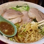 関越ラーメン 仙龍 - スープは背脂チャッチャッの醤油味