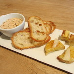 シャントレル - 料理写真:サーモンのリエット、フォアグラのラスク、玉ねぎのオムレツ