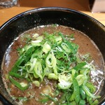 中華蕎麦 ひら井 - ブラックつけ汁とねぎのコントラスト