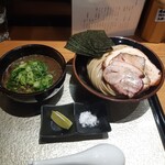 中華蕎麦 ひら井 - 券売機左上の法則【国産チャーシューつけ蕎麦】麺少な目九条ねぎ増しのりサー+ブラック変更　なげぇ