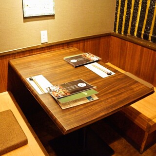 ベンチシートタイプのテーブル席半個室。顔合わせや接待にもご利用いただけます。