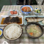 201385875 - 焼にしん、たらこ、カレイ、にしめ、新香、豚汁、ご飯(中)
