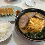くるまやラーメン - 餃子も注文し、サービスライスも付けました