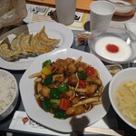 紅燈籠 - 鶏肉とくっつけナッツ定食、餃子セットの餃子も