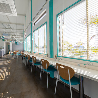 青×白が折りなす、開放感のあるスタイリッシュな空間