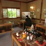 甘味処 ふじむら - 2013/7/10 甘味処ふじむら、入口付近から奥のテーブル。腹ペコ甥っ子が摂取する食物を待っております＼(^o^)／