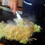 よしだ - 吉田やきそば店(お好み焼･焼きそば よしだ)店内調理中2[オナーズガーデン松岡編]