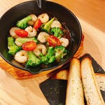 Shrimp and broccoli Ajillo (with baguette)