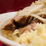 ラーメン二郎 - 豚の厚み