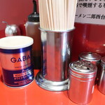 ラーメン二郎 - 卓上調味料