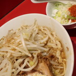 ラーメン二郎 - ラーメン半分＋ニンニク＋白ネギ