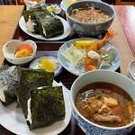 Fukutaya - うどんセットと豚汁セット、おにぎりは通常１コ、コチラは２コ追加してます