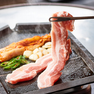 Dishes you can enjoy on the iron plate, such as samgyeopsal and flavorful fried rice.