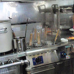 濃厚魚介らぅ麺 純 - カウンター席からラーメン作りの工程は丸見えです。