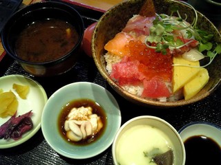 Uotsune - 海鮮丼定食です。突き出しも日によって違います。