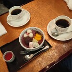 Kafe and oresutoran danwashitsu nitokyo - ひとり桜白玉あんみつをオーダー？お二人は大人のオーダーでホットコーヒー♪