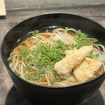 手打ち蕎麦 成冨 - お蕎麦が来るまで、ちびちびといただいていた穂先筍の天ぷらを乗せちゃいました！
怒られるかな。
でも、奥行きが出て、個人的にはアリアリです♪