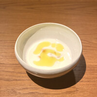 両忘 - ・淡路島産 新玉葱の冷製スープと生雲丹