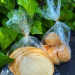 マニラのパン屋さん - 左　モナイ　右　パンデサル