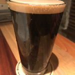 ヒマラヤテーブル - Smoke'n DARK Extra(ワイマーケット:愛知)。まずは甘味が来て、その後には燻製感。飲み進めるにつれ両者のバランスが上手く合わさってきます。度数高めだけどそこまで感じないので注意！