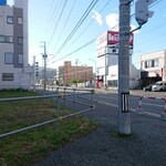 ホテルニューチコウ - 茶色い建物が本日の宿泊地