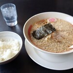 幸楽苑 - 中華そば490円＋普通麺大盛110円＋単品背油ダブル210円＋麺かため０円＋スープ濃いめ０円＋薬味抜き０円＝810円、ライス160円
