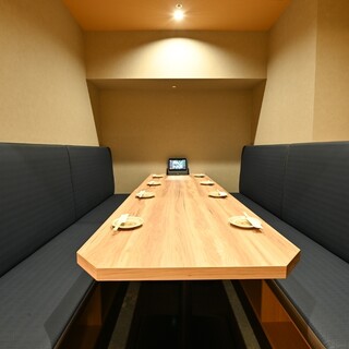 Completely private room. For 5 to 6 people. Smoking allowed (heated tobacco only)