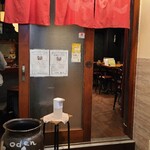 とくあん - 2階にあるお店
      店主ご夫妻の2名体制
      カウンター10席、テーブル4席×2たく、テーブル2席×1卓の合計20席