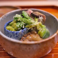 壱 - 八寸は蓋つきの大ぶりな器で。ギュッとした凝縮感が窮屈になるのでなく、器とマッチしていて楽しい。