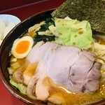 らーめん 谷瀬家 - 特製らーめん 中盛240g(950円)、キャベツ(100円)。
      